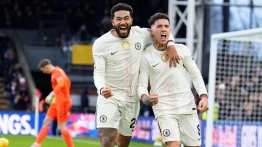 لاعبو وولفرهامبتون وتشيلسي في الملعب قبل المباراة