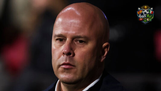 آرني سلوت مدرب ليفربول يتحدث خلال مؤتمر صحفي