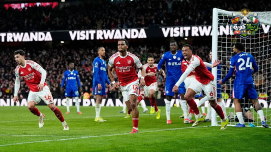 لاعبو أرسنال يحتفلون بهدف ضد تشيلسي