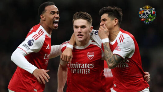 لاعبو أرسنال وتشيلسي يتنافسون على الكرة في مباراة بالدوري الإنجليزي