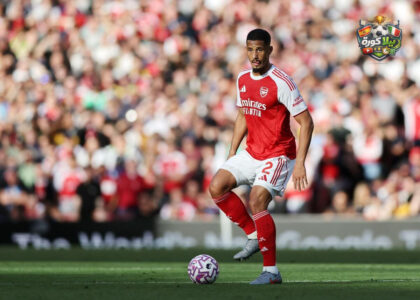 ويليام ساليبا لاعب أرسنال يحتفل بهدف