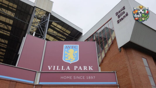 لاعبو أستون فيلا وليون يحتفلون بهدف في مباراة الدوري الأوروبي