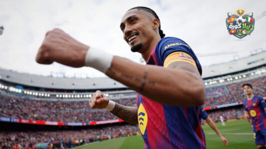 لاعبو برشلونة يحتفلون بتسجيل هدف ضد إشبيلية