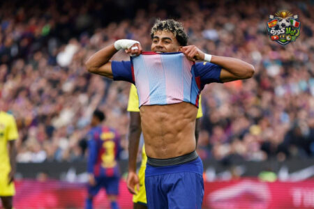 لاعبو برشلونة ونيوكاسل يتنافسون على الكرة في مباراة بدوري أبطال أوروبا