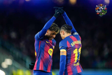 لاعبو برشلونة يحتفلون بهدف ضد إشبيلية