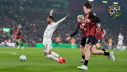 لاعبو بورنموث ومانشستر يونايتد يتنافسون على الكرة في مباراة الدوري الإنجليزي