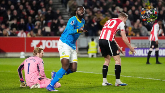 لاعبو برينتفورد ووولفرهامبتون يتنافسون على الكرة في مباراة الدوري الإنجليزي الممتاز