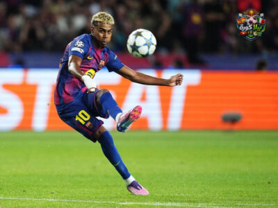 لقطة جماعية للاعبي كرة القدم يحتفلون بهدف في دوري أبطال أوروبا