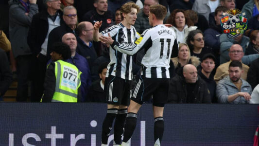 لاعب نيوكاسل يونايتد يسجل هدفًا في مرمى تشيلسي