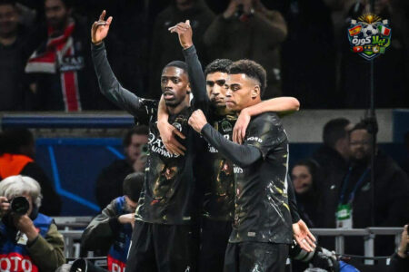 لاعبو تشيلسي وباريس سان جيرمان يتنافسون على الكرة في مباراة بدوري أبطال أوروبا