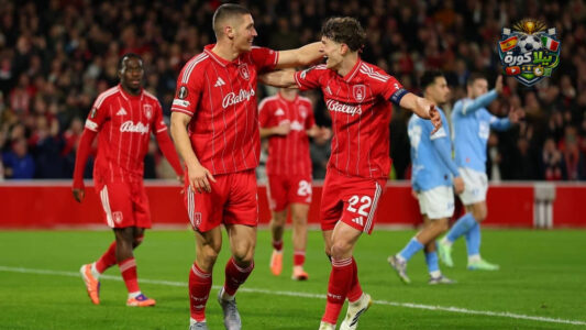 لاعبو أستون فيلا يحتفلون بهدف في الدوري الأوروبي