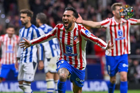 لاعبو أتلتيكو مدريد يحتفلون بهدف الفوز في مباراة مثيرة بالدوري الإسباني