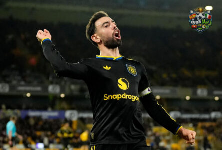 لاعبو كرة قدم في الملعب خلال مباراة FPL