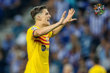 لاعب برشلونة غافي يحتفل بعد تسجيل هدف