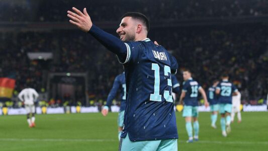 لاعبو منتخب ألمانيا يحتفلون بالفوز على غانا