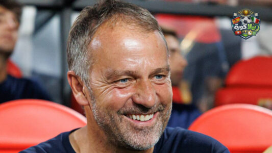 إيرلينج هالاند لاعب مانشستر سيتي يرتدي قميص الفريق