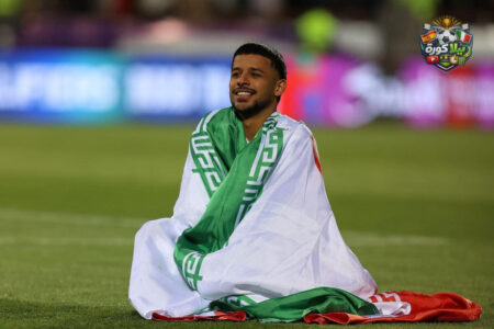 لاعبو منتخب إيران لكرة القدم يحتفلون بهدف خلال مباراة
