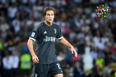 لاعبو يوفنتوس وروما يتنافسون على الكرة في مباراة بالدوري الإيطالي