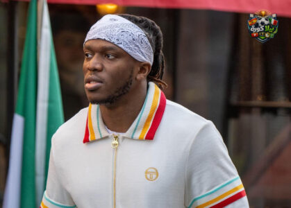 KSI يصافح آندي كارول على أرض ملعب دوجنهام آند ريدبريدج