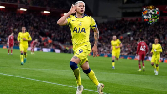 لاعبو ليفربول وتوتنهام يتنافسون على الكرة في مباراة بالدوري الإنجليزي الممتاز