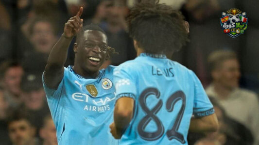 جيريمي دوكو لاعب مانشستر سيتي يحتفل بهدف