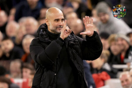 بيب جوارديولا مدرب مانشستر سيتي يتحدث إلى لاعبيه