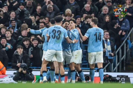 لاعبو مانشستر سيتي ونيوكاسل يتنافسون على الكرة في مباراة بكأس الاتحاد الإنجليزي