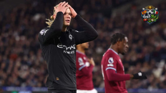 لاعبو مانشستر سيتي ووست هام يتنافسون على الكرة في مباراة الدوري الإنجليزي