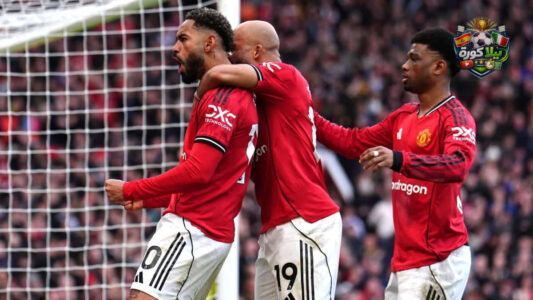 لاعبو مانشستر يونايتد يحتفلون بتسجيل هدف ضد أستون فيلا