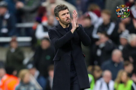 مايكل كاريك مدرب مانشستر يونايتد يتحدث خلال مباراة ضد نيوكاسل