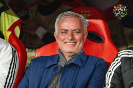 جوزيه مورينيو يظهر غاضبًا على خط التماس خلال مباراة بين بنفيكا وبورتو