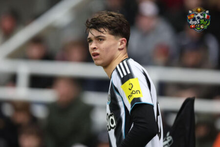 لاعب نيوكاسل لويس مايلي يحتفل بهدف