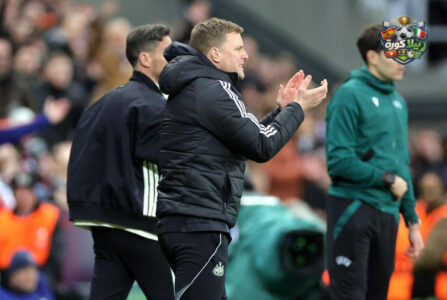 لاعبو نيوكاسل يونايتد وبرشلونة يتنافسون على الكرة في مباراة بدوري أبطال أوروبا