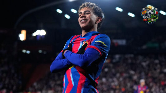 لاعبو نيوكاسل وبرشلونة يتنافسون على الكرة في مباراة بدوري أبطال أوروبا