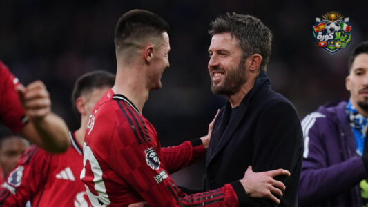 لاعبو نيوكاسل ومانشستر يونايتد يتنافسون على الكرة في الملعب