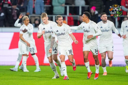 لاعبو نوتنغهام فورست يحتفلون بالتأهل بعد الفوز على ميتييلاند بركلات الترجيح في الدوري الأوروبي