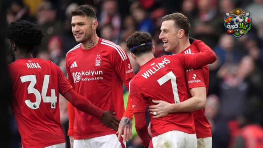 لاعبو نوتنغهام فورست وميتييلاند في الملعب قبل مباراة الدوري الأوروبي