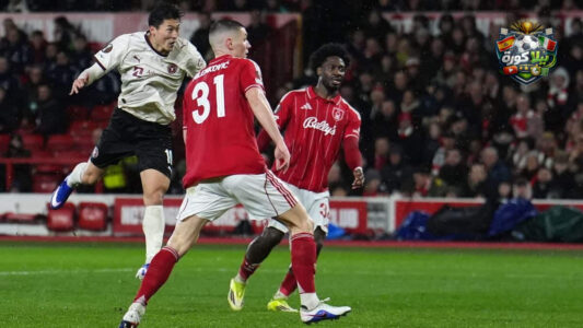 لاعبو نوتنغهام فورست وميتييلاند يتنافسون على الكرة في مباراة بالدوري الأوروبي