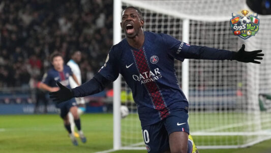 لاعبو باريس سان جيرمان وتشيلسي يتنافسون على الكرة في مباراة بدوري أبطال أوروبا