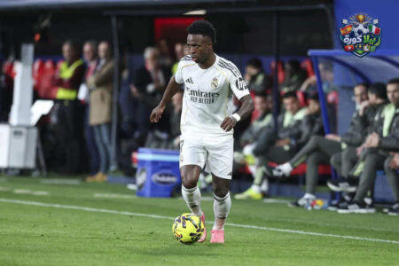 صورة للاعبي ريال مدريد وإلتشي في الملعب