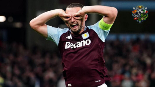 جادون سانشو لاعب أستون فيلا يحتفل بهدف