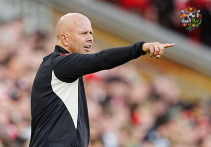 لاعب كرة قدم يسجل هدفًا من ركلة حرة مباشرة في الدوري الإنجليزي الممتاز