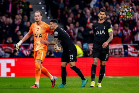 مشجعو توتنهام غاضبون يرفعون لافتات احتجاجية