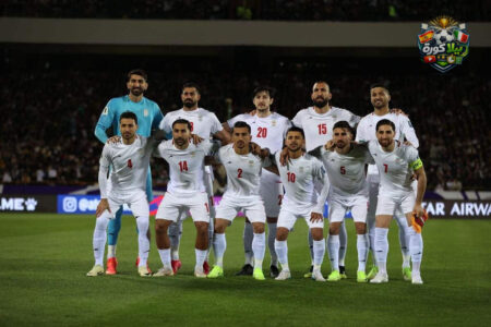 صورة لدونالد ترامب يتحدث، مع شعار كأس العالم 2026 في الخلفية