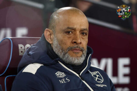 لاعبو وست هام وبرينتفورد يتنافسون على الكرة في مباراة بكأس الاتحاد الإنجليزي