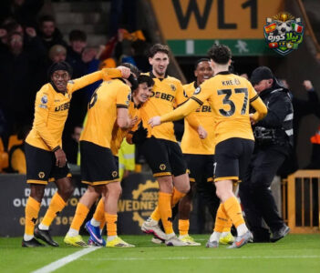 لاعبو وولفرهامبتون يحتفلون بهدف الفوز على ليفربول