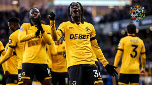 لاعبو وولفرهامبتون وليفربول في الملعب قبل المباراة