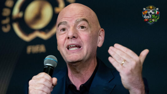 ملعب كرة قدم مضاء مع شعار كأس العالم 2026