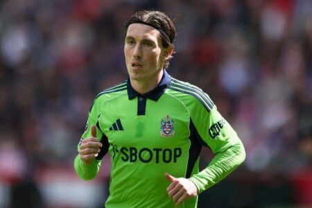 لاعبو برينتفورد وفولهام يتنافسون على الكرة في مباراة بالدوري الإنجليزي