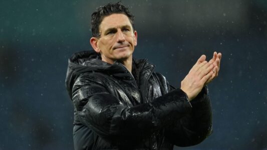 لاعبو برينتفورد وفولهام يتنافسون على الكرة في مباراة بالدوري الإنجليزي الممتاز